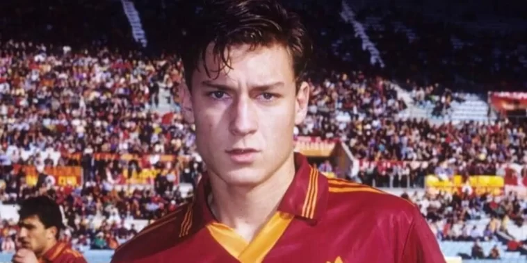 SSantos1962's tweet photo. MATCHDAY

🏆|@FVPA_net 
🆚|@PChiaiano 

Il 28 marzo 1993 Francesco Totti compie il suo esordio in Serie A con la maglia della Roma: sarà l’inizio di una storia epica https://t.co/k6aKkn4qDW