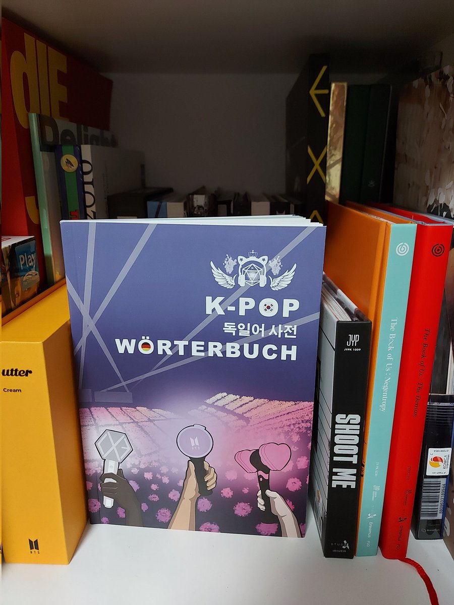 Soph_5912's tweet photo. Habe dieses #kpopwörterbuch von @KulturKorea geschenkt bekommen. Alle wichtigen K-Pop-Begriffe werden hier kurz und verständlich erklärt. Ich verstehe, dank dieses Buches, jetzt endlich den Unterschied zwischen Main- und Lead-Positionen. [1\2] https://t.co/o50J5sXD4S