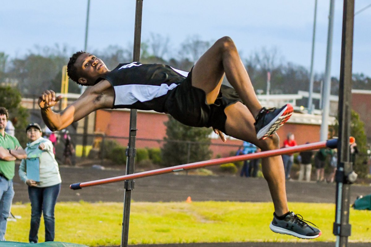 GoFlashWin's tweet photo. 🏁 One Track Mind Bearcats! These photos and more of Brookland Cayce Track and Field vs River Bluff are now on https://t.co/EYyNVKFBwN. RT and Follow. https://t.co/dIqtjVwWjA
