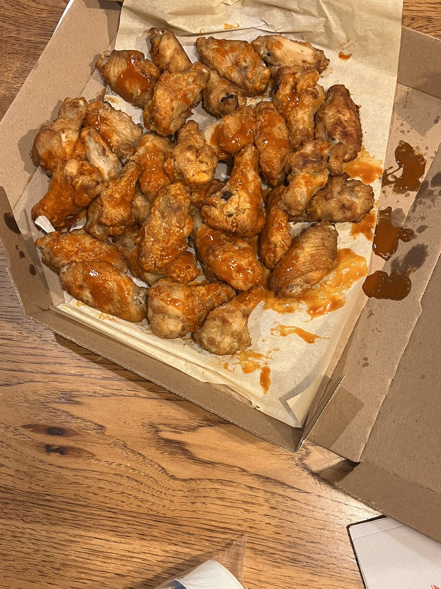 valos86's tweet photo. I love @dominos wings real good taste but they have fall short how they prepare them. Specifically how wings are only partially cover with sauce making not look tasty at all… nothing like the pictures they advertised making this a #false-advertisement and so #disappointed #wings https://t.co/99UDLkWKhr