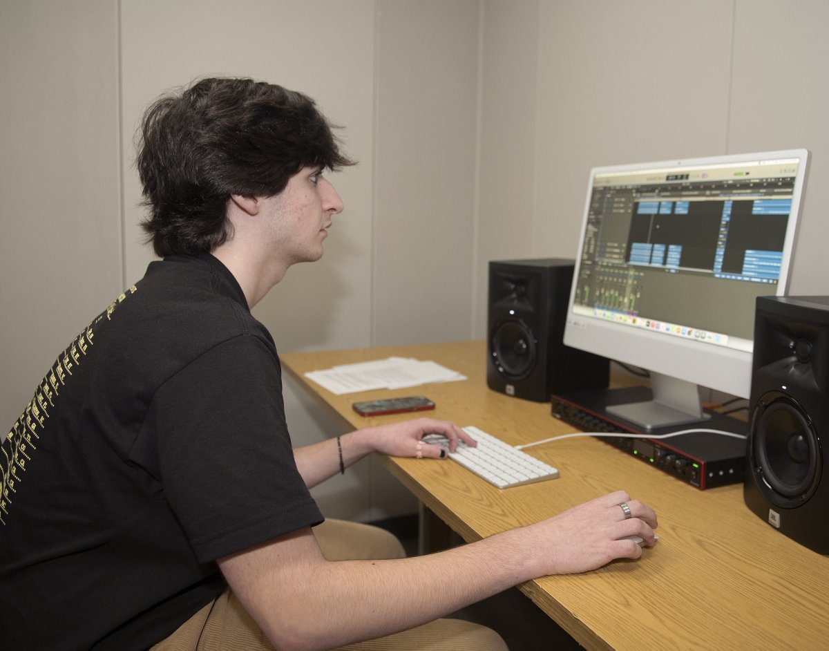 AcademyLI's tweet photo. The Audio Production students in Matt Cooper’s class at #MillikenTech are engaged in a project where they work as production managers, music supervisors, or audio engineers. They manage budgets, issue contracts, “hire/pay” musicians, edit music tracks, and more. #RealWorldExp. https://t.co/zIRrdUPbdB