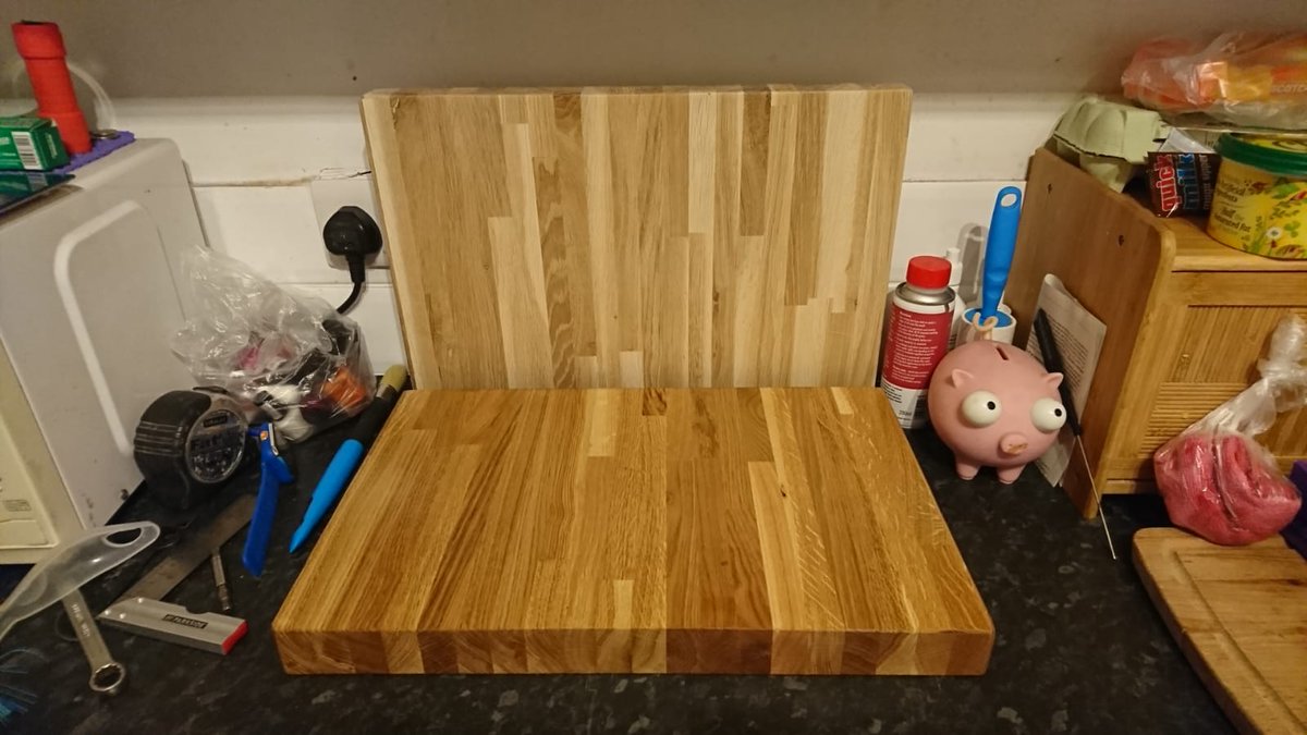 FesterForged's tweet image. Took the opportunity while helping a kitchen installation to grab the off cuts from countertop (couldn't let them go in the skip), and made a couple chopping boards. As you can see the front one has been coated with butcher block oil..... stuff, looks pretty good imo. Solid oak!