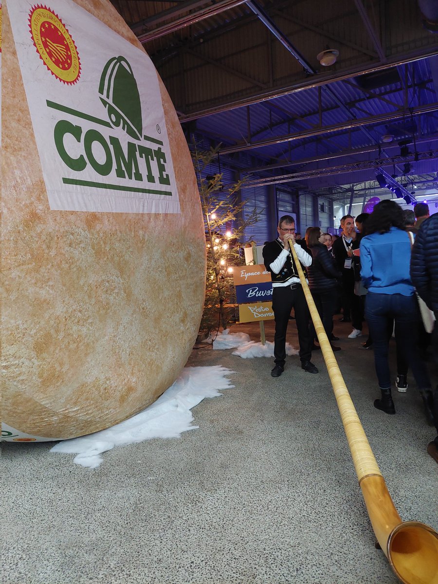 MaLuherne56's tweet photo. La @FDSEAduDoubs nous a préparé une soirée fondue géante.... 
Mais avant présentation et concours de vaches Montbéliardes
#ceuxquifontlelait et le 
#ceuxquifontlefromage 🧀 
Congrès @FNSEA https://t.co/aMuSrkIegV