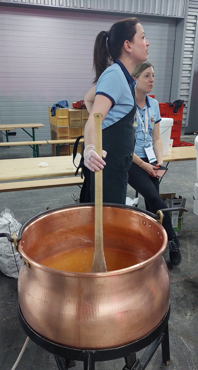 MaLuherne56's tweet photo. La @FDSEAduDoubs nous a préparé une soirée fondue géante.... 
Mais avant présentation et concours de vaches Montbéliardes
#ceuxquifontlelait et le 
#ceuxquifontlefromage 🧀 
Congrès @FNSEA https://t.co/aMuSrkIegV