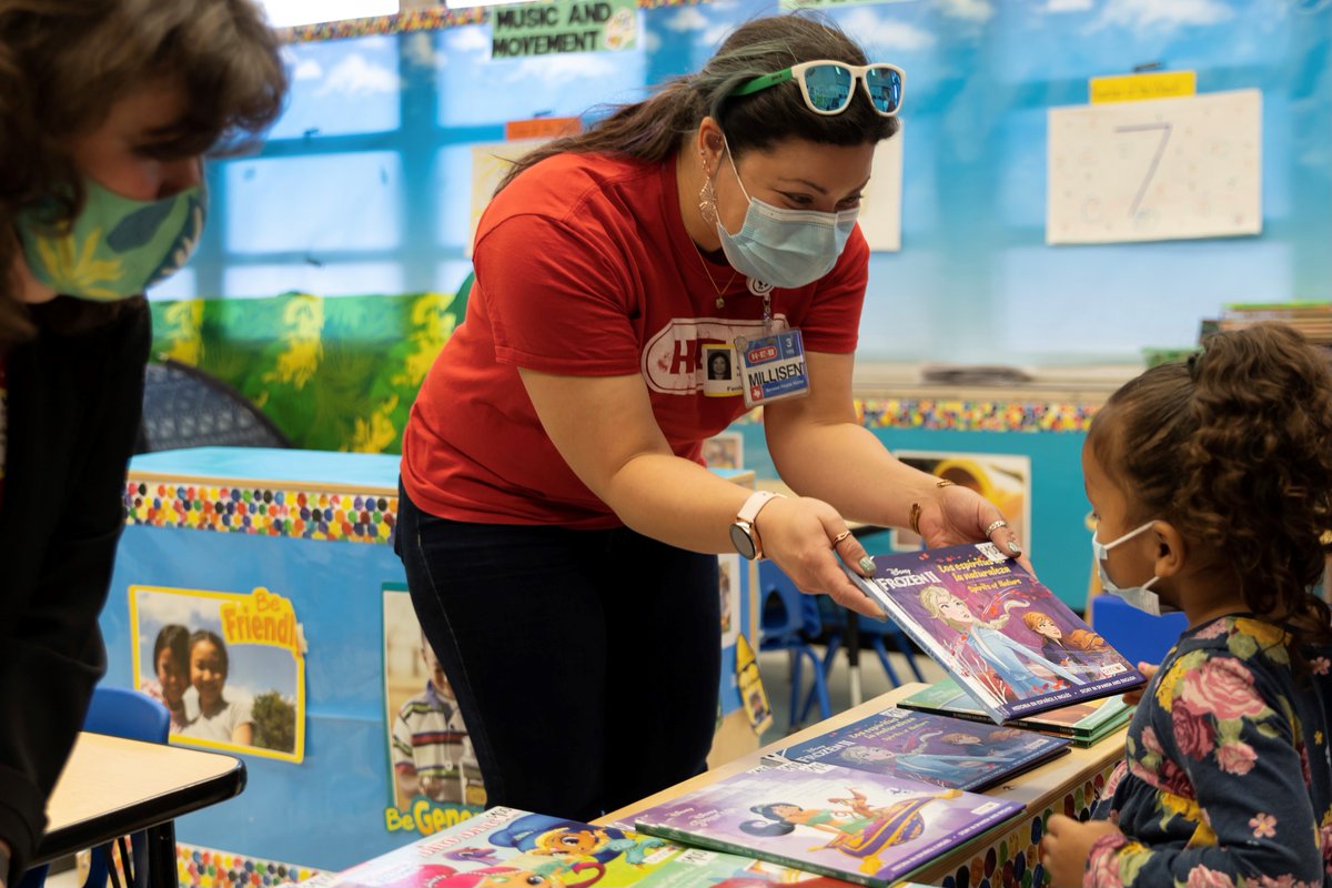 HEBNewsroom's tweet photo. To make books more accessible to to children and families and as part of the ongoing celebration of @HEB Read 3’s 10-year anniversary, H-E-B’s Read 3 Literacy Program donated 20,000 books to AVANCE centers across Texas last week.  #hebread3 #hebhelpinghere https://t.co/7JD8QDaCOv