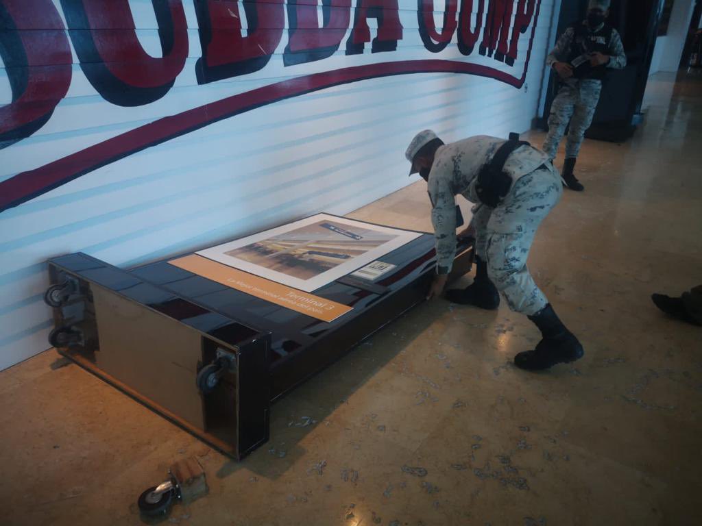 FsMexcom's tweet photo. Según información de la Guardia Nacional.

El ruido que la gente relacionó con "detonaciones" en el aeropuerto de Cancun, pudo haber sido provocado por la caída de 3 anuncios que fueron derribados por un pasajero. https://t.co/bYAUxcDnXi