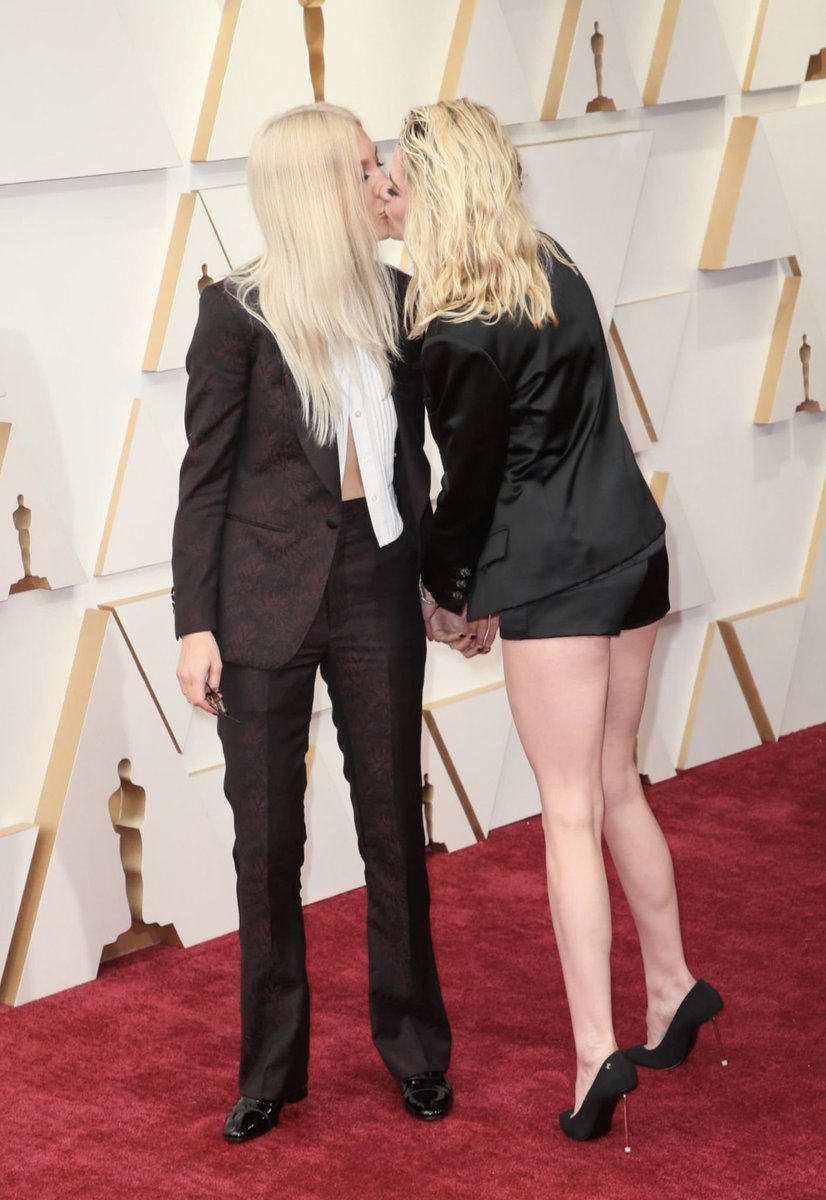 Mel452's tweet photo. and good morning to Kristen Stewart and her fiancée Dylan Meyer only: https://t.co/bVPjuRAmUW