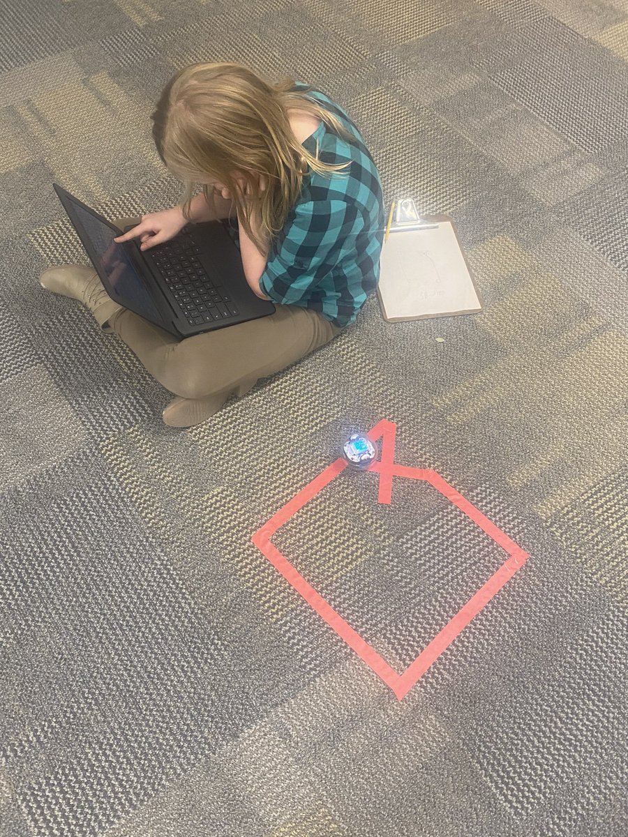 amoore114's tweet photo. 4th grade using their knowledge of angles to design and code a geometry maze for @Sphero! @armstrongacad #gsdedtech https://t.co/nctM6E7dTA