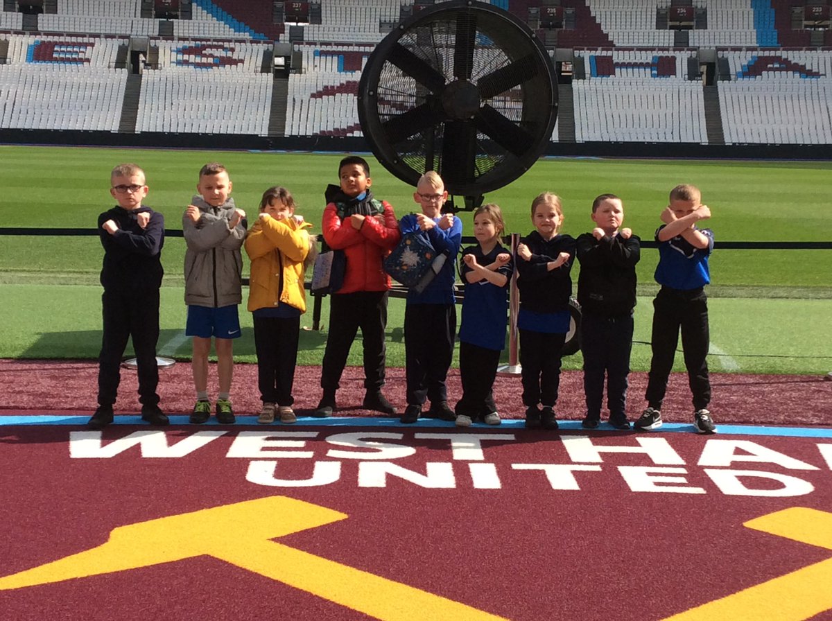What a day for some of Year 2s and 3s who visited @westhamfootball stadium today #loveatour Big thanks to the @DRETsport and @agreenDRET @KingsHeathPri @KhpaPrincipal #olympicpark #tour