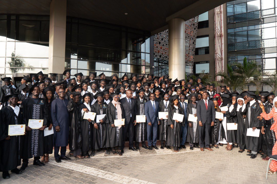 mbenguekarim1's tweet photo. c'est avec fierté que nous célébrons la 3e promo de diplômés Sonatel Academy dont la marraine est Mme Fatoumata Sarr DIENG Directrice des Opérations internationales. 
Ainsi c'est 154 jeunes qui rejoignent le marché du travail et l'entreprenariat #SonatelAcademyGraduation
#kebetu https://t.co/L14Ge1iIeW