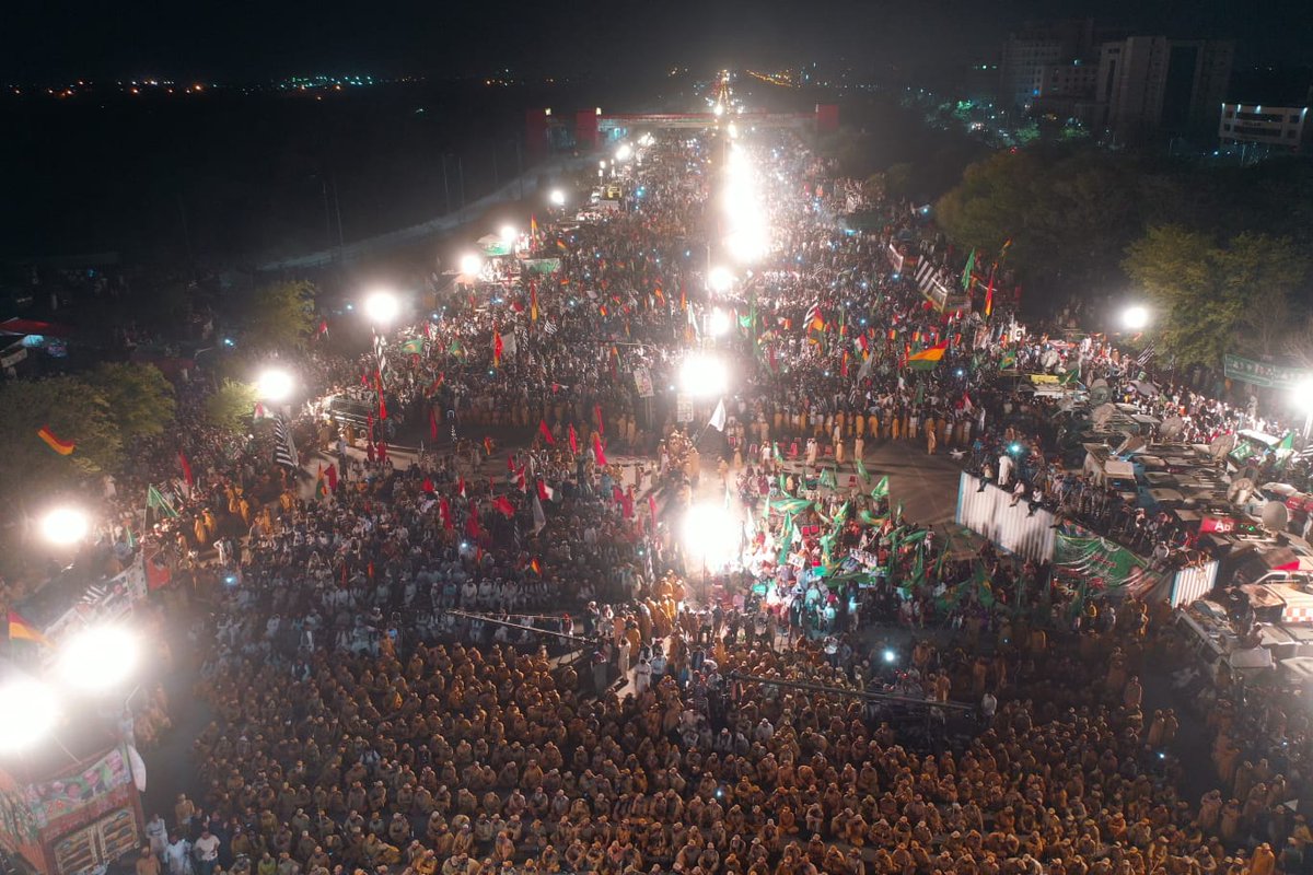 ZahidSHashmi's tweet photo. سرینگر ہائی وے اسلام آباد میں مشترکہ اپوزیشن کا عظیم الشان جلسہ۔ پاکستان کے عوام نے سلیکٹڈ اعظم کو ریجکٹ کرکے گھر بھیجنے کا فیصلہ سنا دیا۔ اقتدار کے ایوانوں کو پاکستان کے حقیقی نمائندوں کے حوالے کیا جائے۔
#JUIMarchUpdate #مہنگائی_مکاؤ_مارچ https://t.co/aXFTcbgIHg