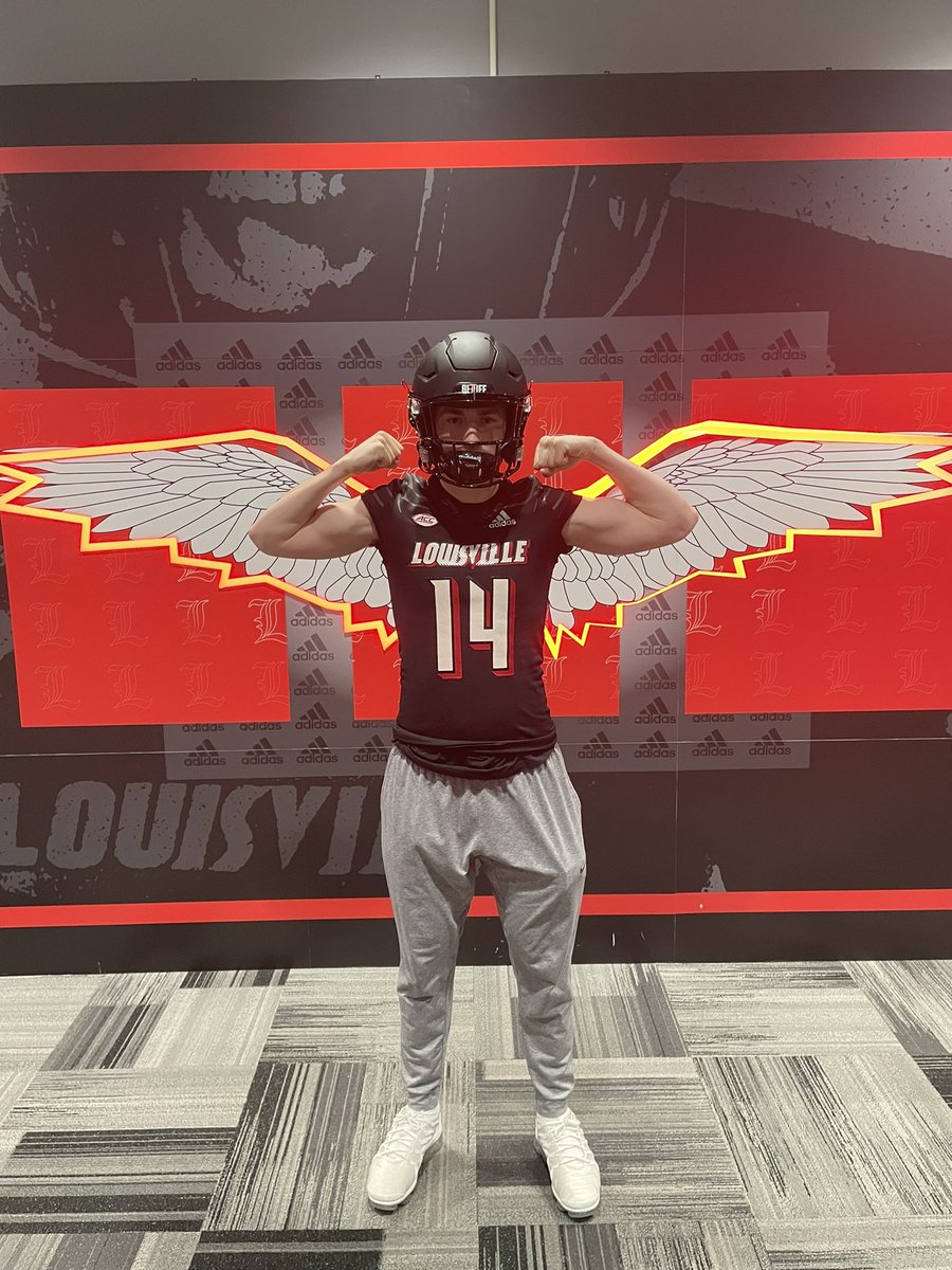 kohljarvis's tweet photo. Great time at Louisville yesterday, thank you! @pete_nochta13 @CoachLT39 @CoachB_BROWN @J_Thompson19 @RisingStars6 @TheD_Zone @ClarkstonWolves https://t.co/62t1clFK36