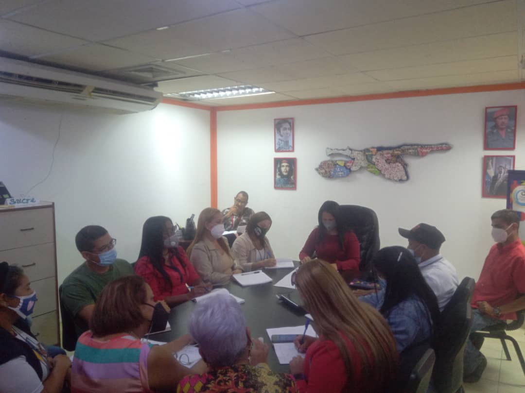 CDCESucre's tweet photo. MSc. Karenly Sánchez Directora de #ZEES realiza el 3er gabinete zonal, con jefes de Divisiones y entes adscritos, para dar orientaciones emanadas del @MPPEDUCACION para seguir avanzando en pro de una educación de calidad.
#AgriculturaParaLaVida 
#SucreEmprendePorVenezuela https://t.co/aSPYXfuuWo