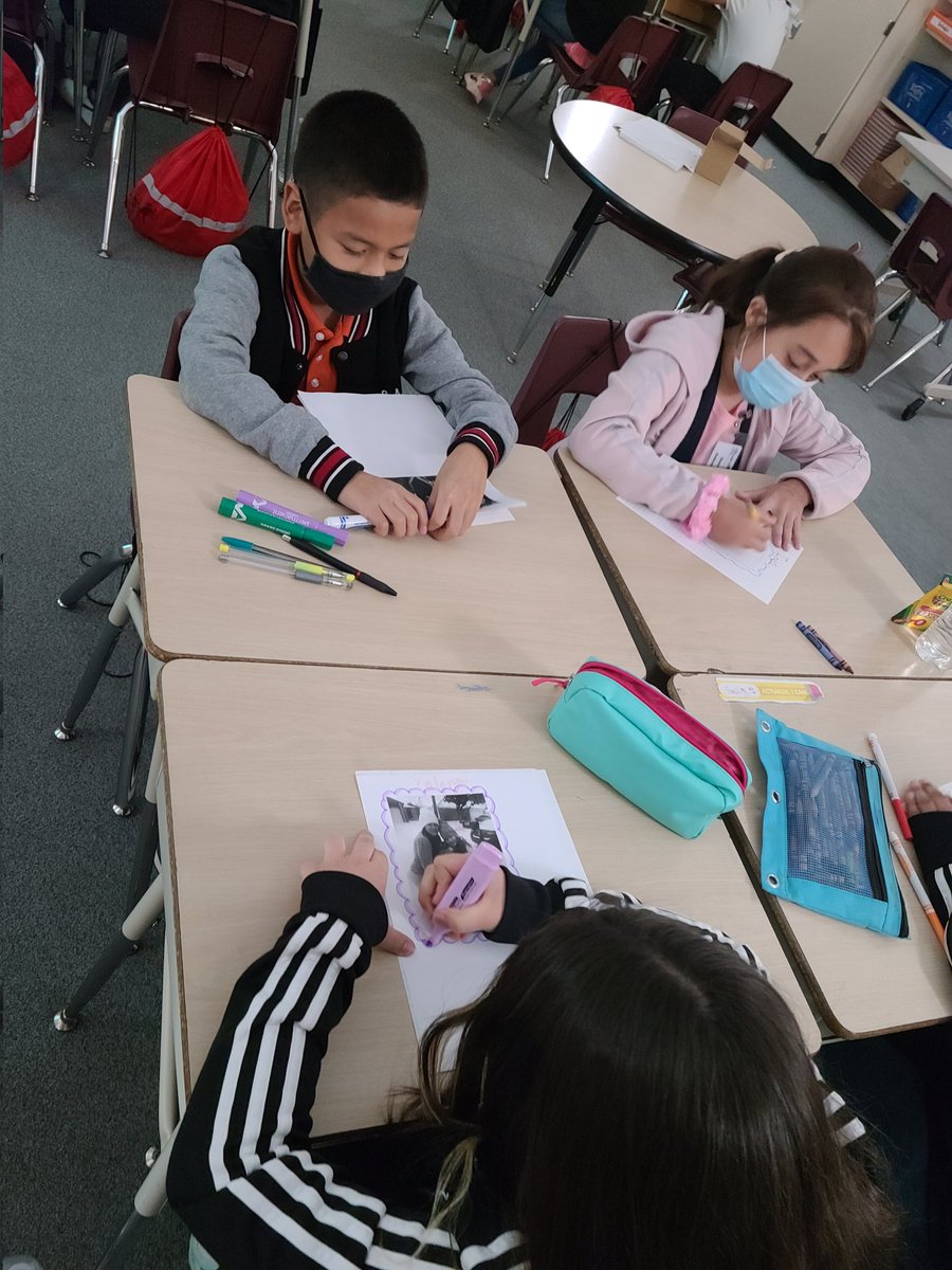 MsGutierrez17th's tweet image. Estamos aprendiendo sobre rasgos heredados y comportamientos aprendidos y los chicos están analizando fotografías de su familia 👨‍👩‍👦‍👦 @ExplorersCol @AliefScience #traits #learnedbehavior