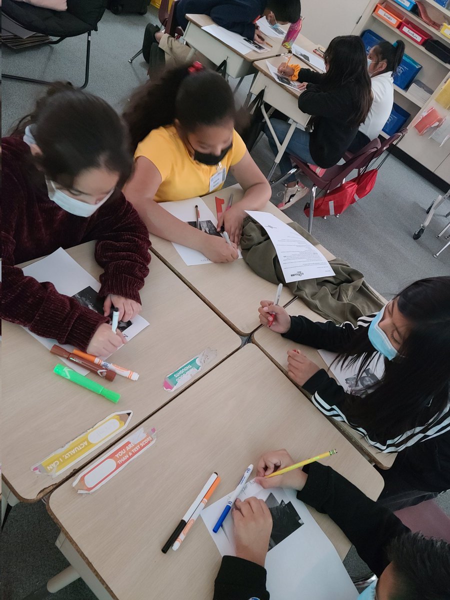 MsGutierrez17th's tweet image. Estamos aprendiendo sobre rasgos heredados y comportamientos aprendidos y los chicos están analizando fotografías de su familia 👨‍👩‍👦‍👦 @ExplorersCol @AliefScience #traits #learnedbehavior