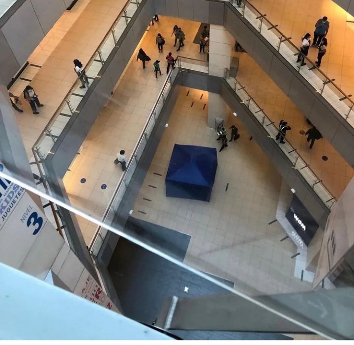 JR_BizkarraM's tweet image. Solo un toldo para cubrir el cuerpo suicida de una chica de 15 años mientras todo sigue como si nada en Costanera Center.
Debería ser declarado monumento a la indiferencia humana. Horrible!