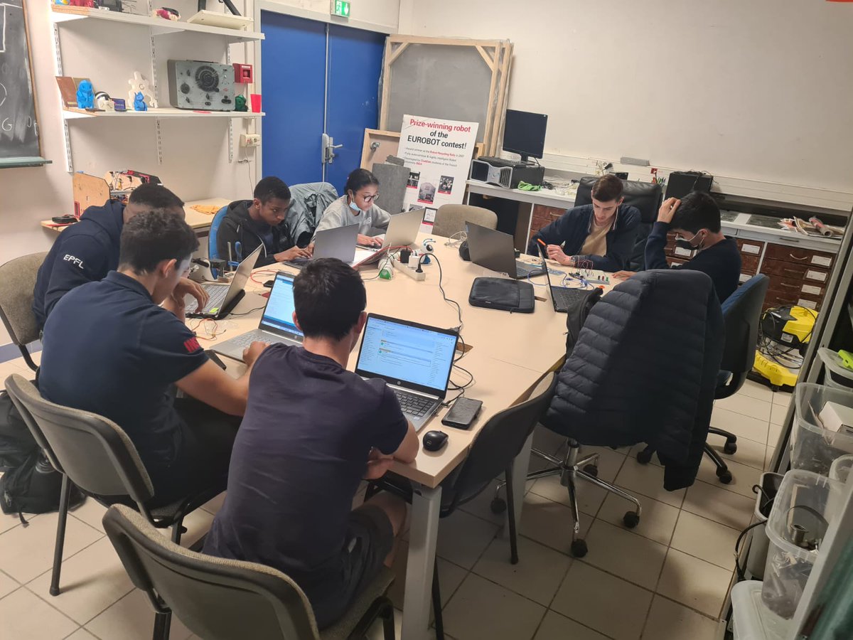 Maintenant que le tapis de jeu est fixé sur le plateau, les vrais tests peuvent commencer !
Notre présence aux rencontres de robotiques ont été l'occasion de faire le point sur les avancées du pôle💪
Prochain objectif, la CARAR le 16 Avril 📅