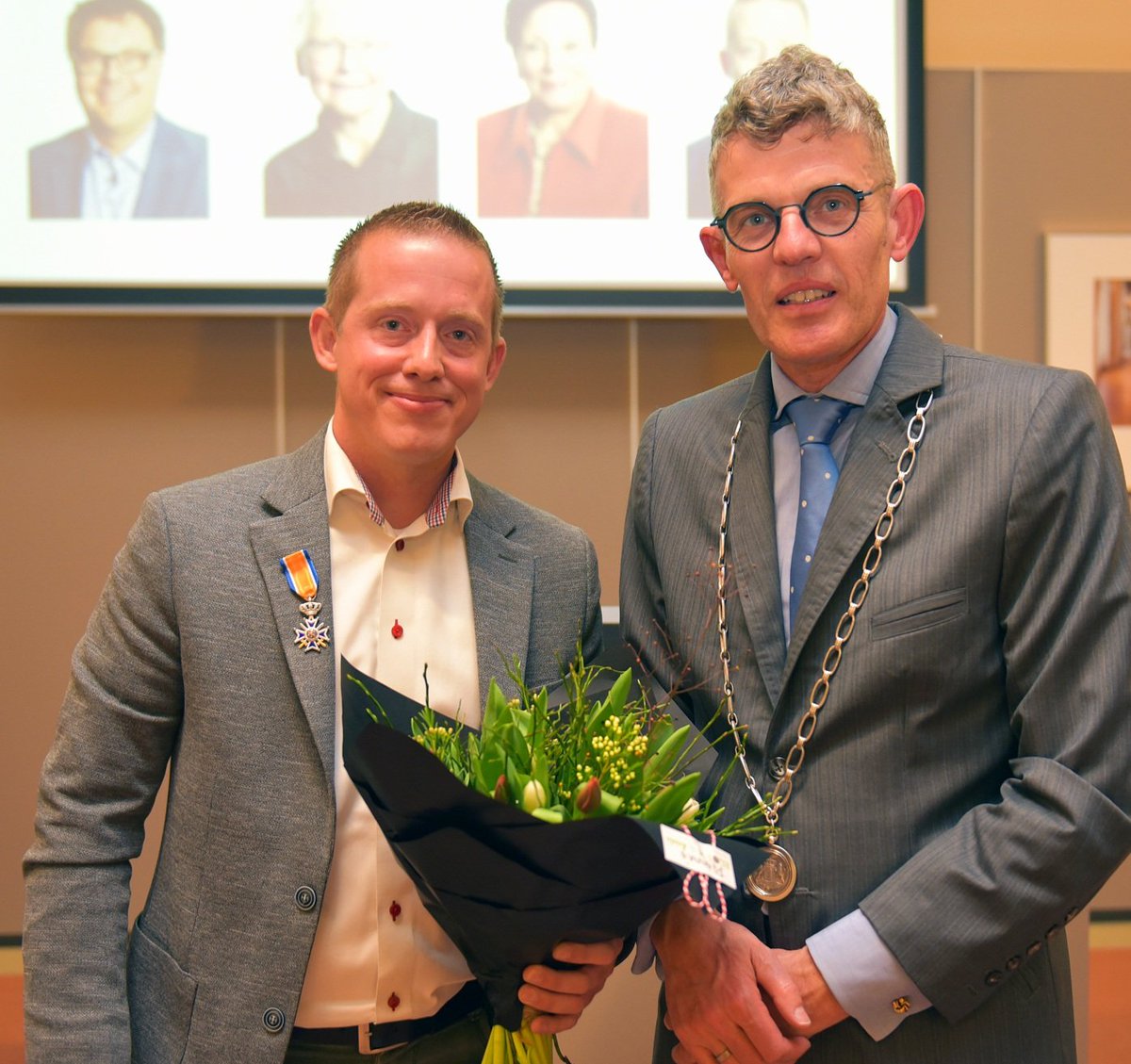 DirkDubling's tweet photo. 🙂 Bedankt allemaal, wat een eer. Dank aan mijn familie en vrienden en politieke achterban. En mijn allerliefste vrouw Hayat. Een hele eer dat ik deze medaille lid in de orde van oranje-nassau met de zwaarden gekregen heb. Ik wilde niet stoppen als raadslid, i will be back https://t.co/7bZcTYtP2H
