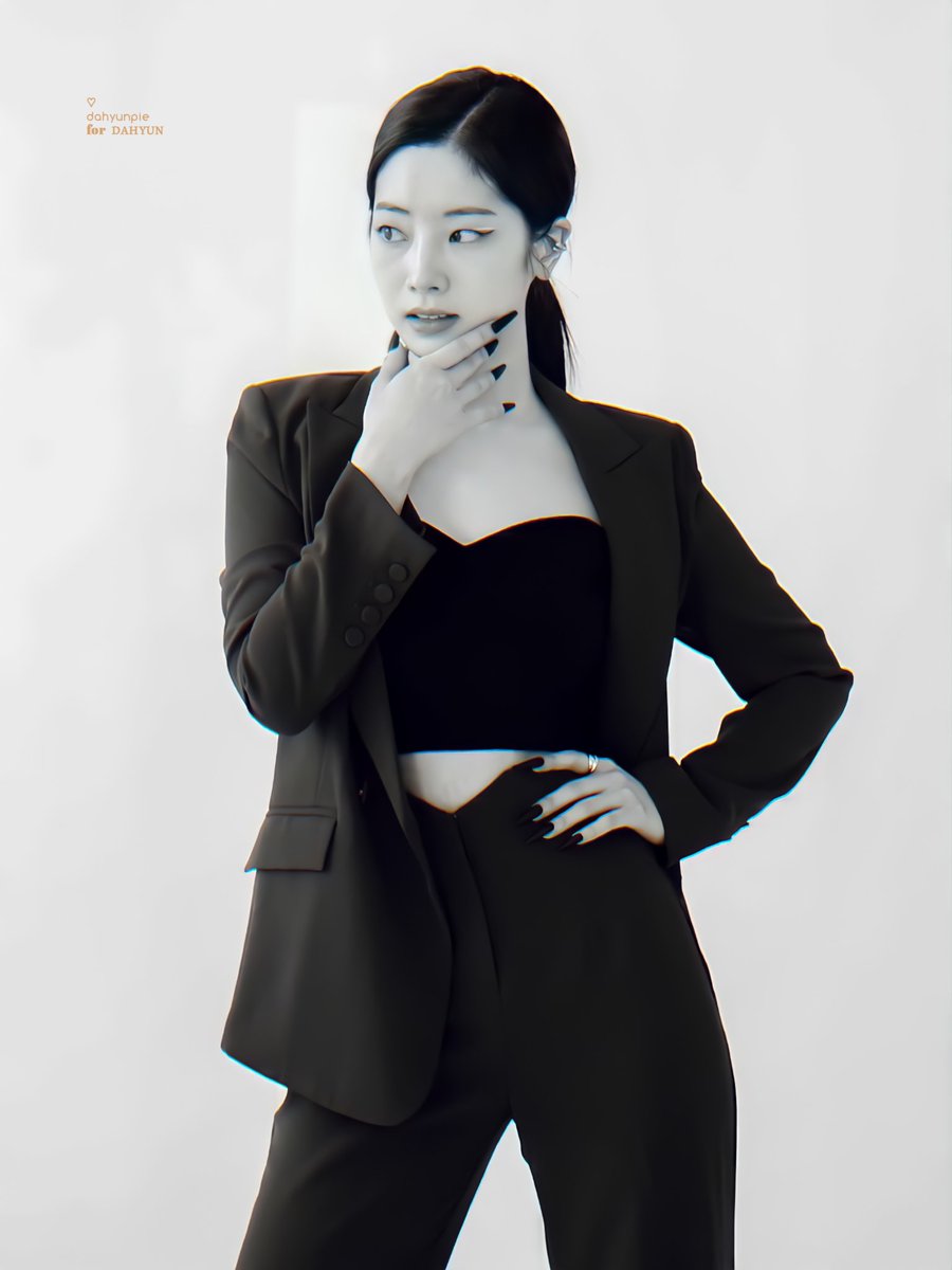 dahyunpie's tweet photo. YES, I AM DAHYUN 

👠📂🤍

#DAHYUN #다현 https://t.co/4dUWstdG2B