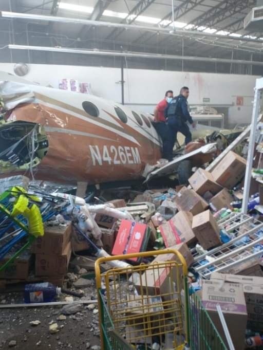 Memescoria's tweet photo. #ULTIMAHORA 🚨 Avioneta confunde bodega aurrerá con el AIFA, ya ven que si se parecen!

Pd:Esperamos qué no haya vidas qué lamentar, esto solo es comedia https://t.co/sogs5Pnyru