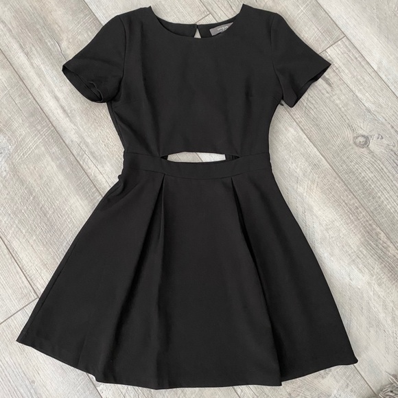 Theatstylez's tweet photo. So good I had to share! Check out all the items I'm loving on @Poshmarkapp from @dkelly525 #poshmark #fashion #style #shopmycloset #umgee #michaelkors #express: https://t.co/rIo1dscsO4 https://t.co/OCvWMBcwyk