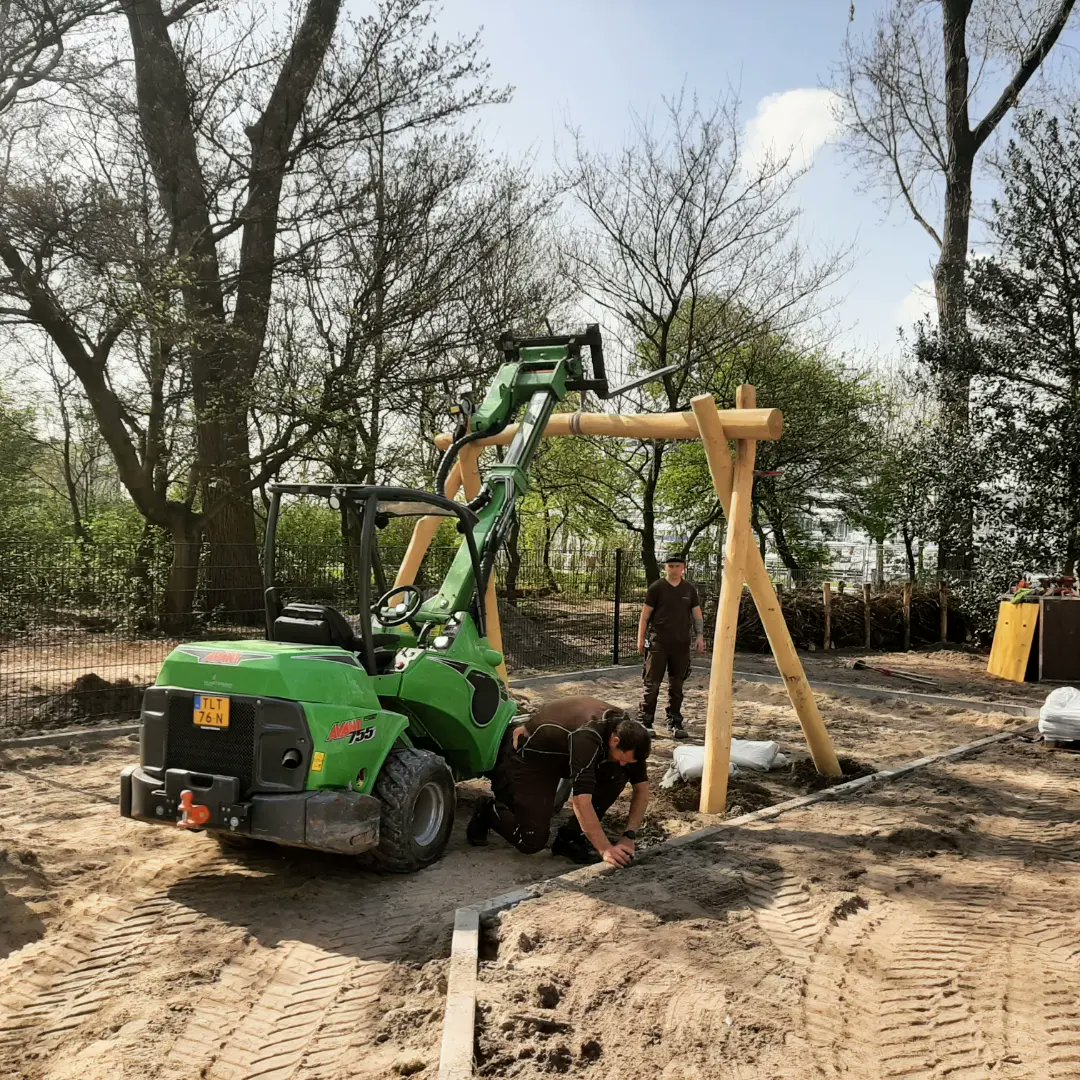 Bureau_RIS's tweet photo. De eerste dag van de plaatsing van de laatste speelobjecten voor de nieuwe #natuurspeelplaats #ParkMaasboulevard in Schiedam #Maastuin #natuurlijkspelen #nestschommel #robinia #robuust https://t.co/Y0xHfyWjvE