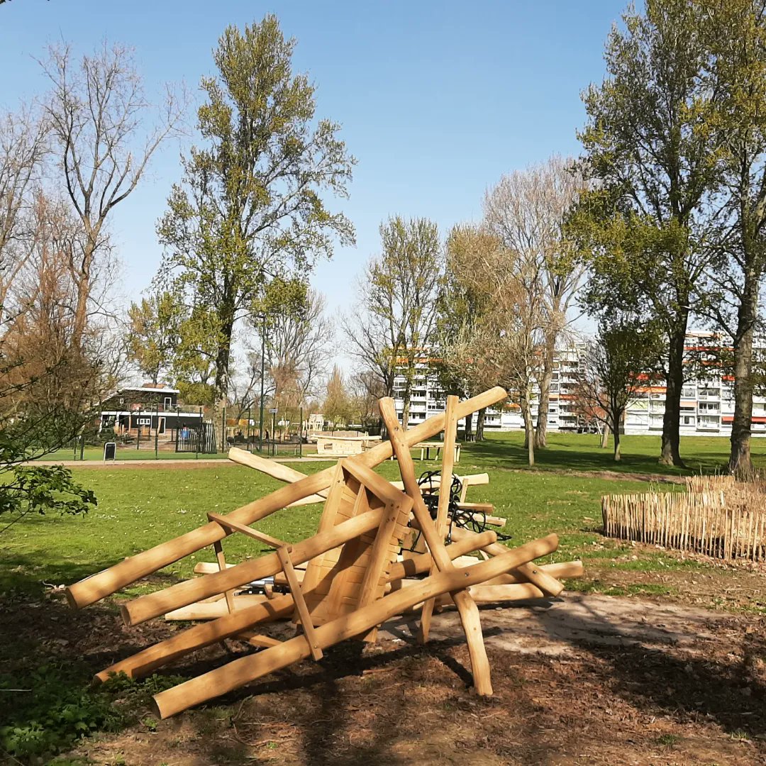 Bureau_RIS's tweet photo. De eerste dag van de plaatsing van de laatste speelobjecten voor de nieuwe #natuurspeelplaats #ParkMaasboulevard in Schiedam #Maastuin #natuurlijkspelen #nestschommel #robinia #robuust https://t.co/Y0xHfyWjvE
