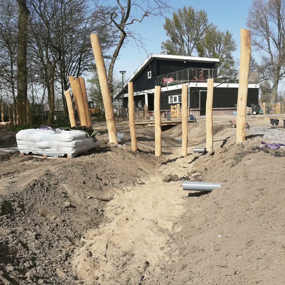 Bureau_RIS's tweet photo. De eerste dag van de plaatsing van de laatste speelobjecten voor de nieuwe #natuurspeelplaats #ParkMaasboulevard in Schiedam #Maastuin #natuurlijkspelen #nestschommel #robinia #robuust https://t.co/Y0xHfyWjvE