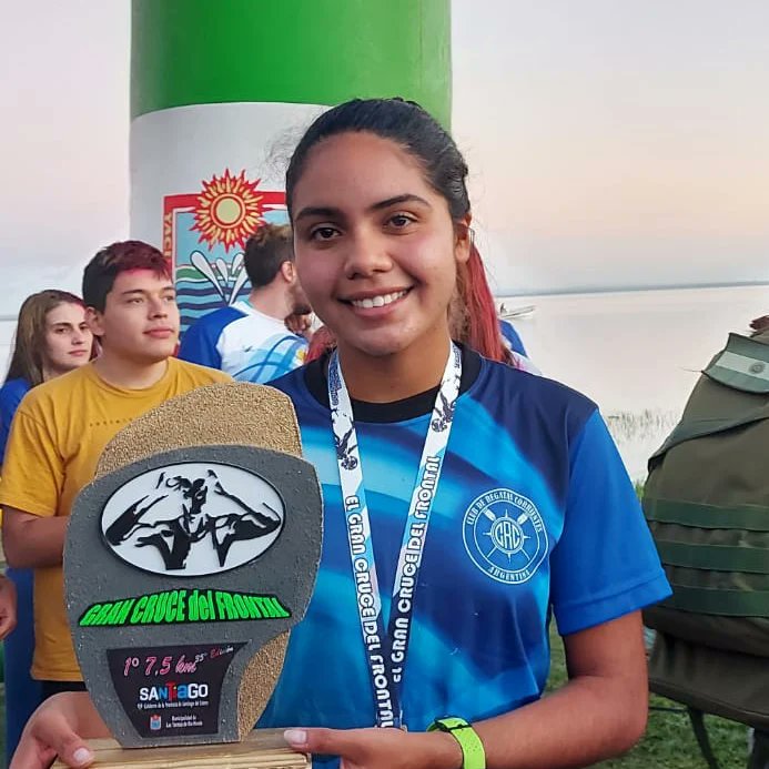 ClubRegatasCtes's tweet photo. #CRC | La regatense Ayelén Cuevas es la ganadora del XI Circuito NOA de natación en aguas abiertas 👻💙
Se consagró primera en su categoría, en Damas en general y fue la segunda en toda la competencia, solo por detrás del nadador Federico Caucota 👏🏻👏🏻
#VamosRegatas #Natacion🏊♀️ https://t.co/JH1KQRfs5D