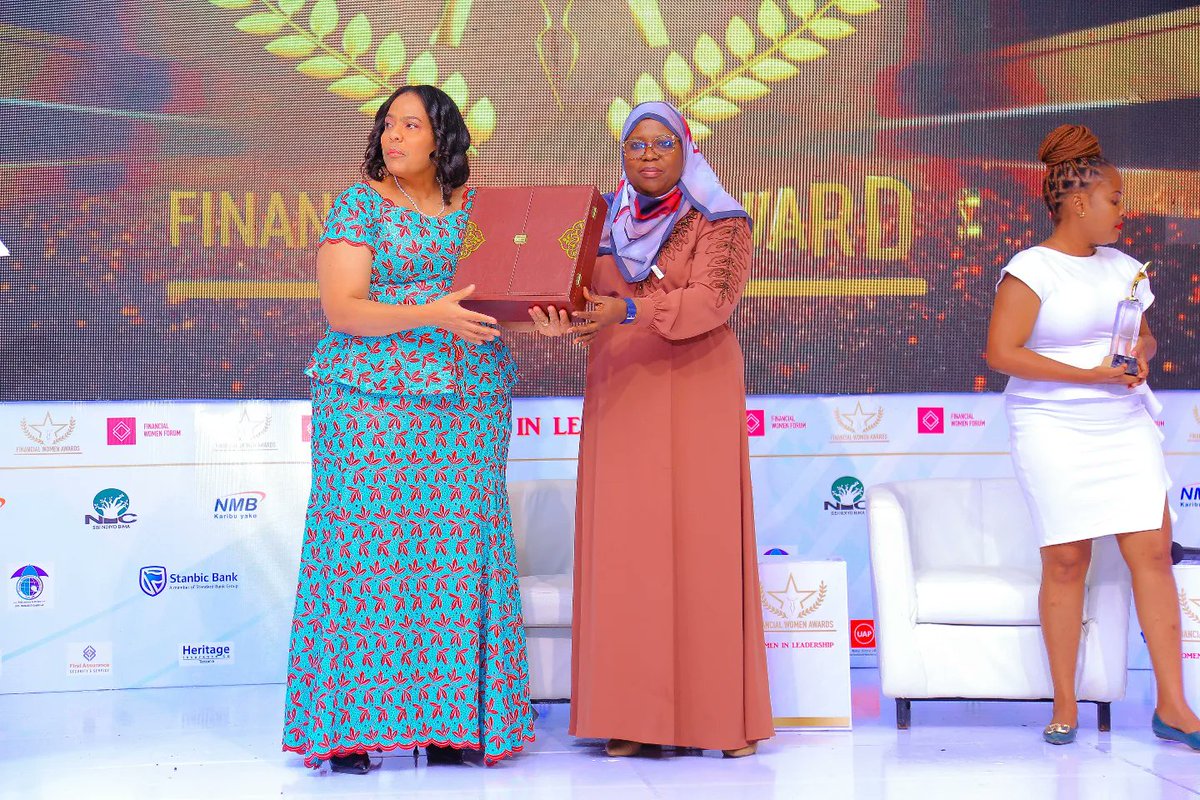 wibftz's tweet photo. #FinancialWomenAwards 

Honorary Award to The President of the United Republic of Tanzania 🇹🇿  Hon.@SuluhuSamia . https://t.co/DshpyH846v