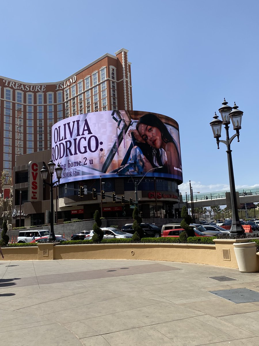 SOURFlLM's tweet photo. look who i found in las vegas today!! <3 @LiviesHQ @oliviarodrigo 💗 https://t.co/nzGg4mwSar