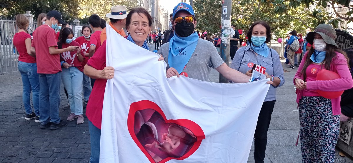 marapoquindo3's tweet photo. Hoy estuvimos frente a la Constituyente junto a  @piaadriasola defendiendo la vida del bebé que está por nacer. https://t.co/AhbQHtWA7x