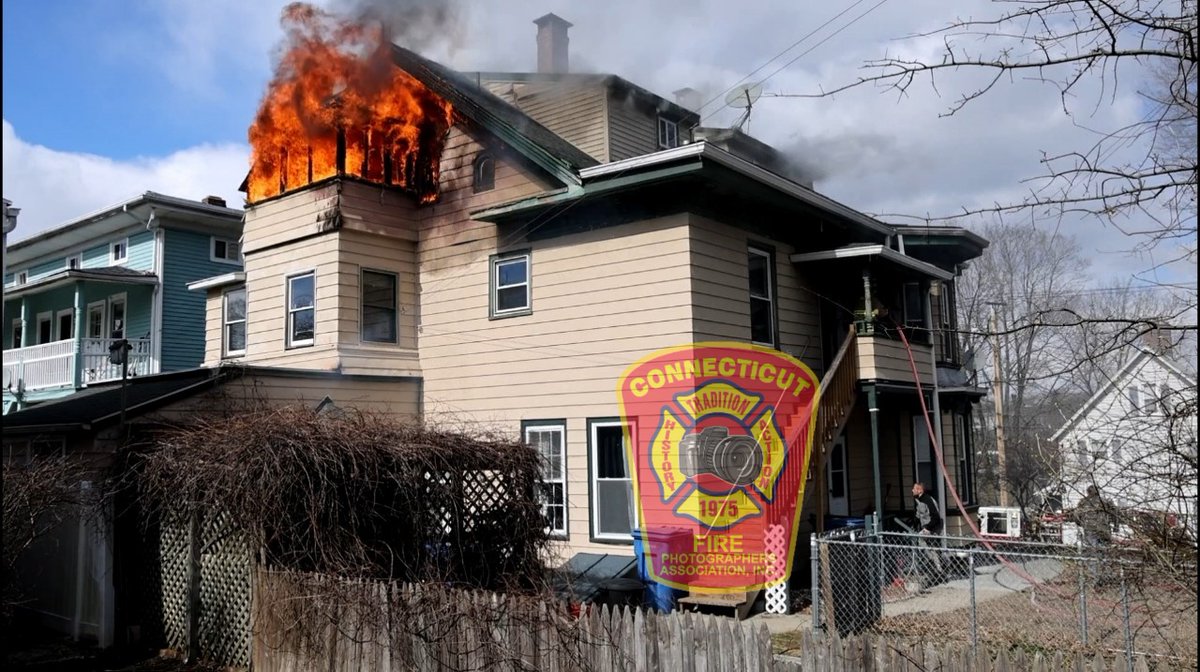 ctfirephoto's tweet photo. CFPA member Keith Muratori (@FIREGROUNDIMAGE) took in this private dwelling fire in Shelton, CT this afternoon. 

#workingfire #breaking #housefire 

@Shelton_Fire @EchoHoseHQ @huntingtonfire3 @sfdco4 https://t.co/slguHtCHFf