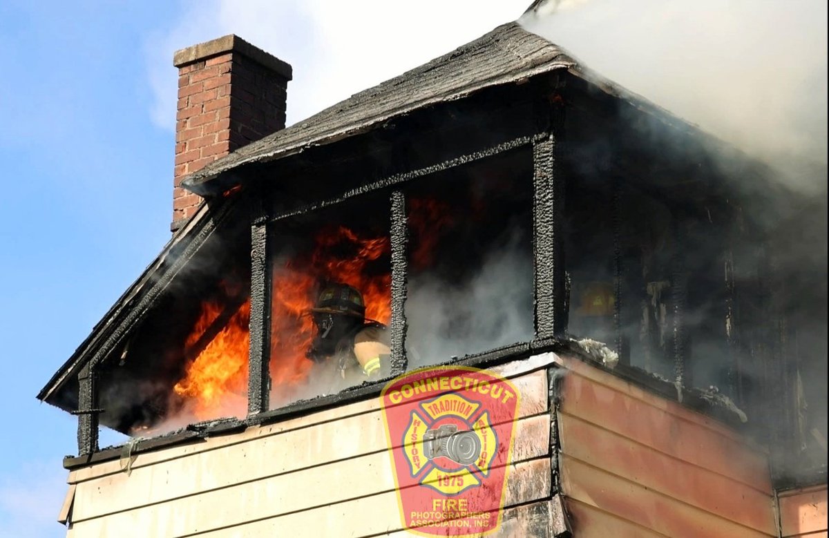 ctfirephoto's tweet photo. CFPA member Keith Muratori (@FIREGROUNDIMAGE) took in this private dwelling fire in Shelton, CT this afternoon. 

#workingfire #breaking #housefire 

@Shelton_Fire @EchoHoseHQ @huntingtonfire3 @sfdco4 https://t.co/slguHtCHFf
