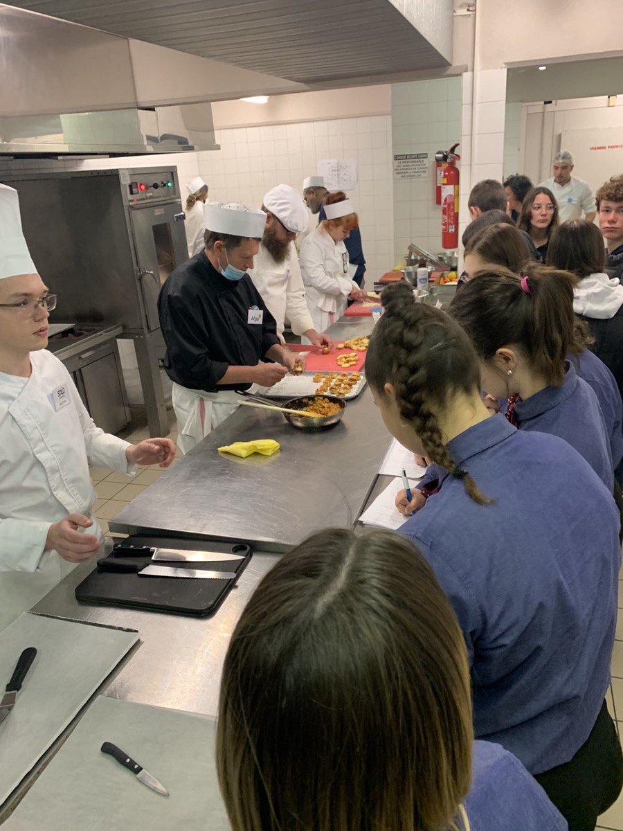 _DidierParis's tweet photo. Le forum des métiers de l’#hostellerie et de la #restauration à #Beaune. 
👉 Les jeunes doivent aussi se diriger vers ces métiers diversifiés et à très fort potentiel.
👉 Chaque #jeune doit avoir une #solution, une activité, un revenu et un accompagnement. https://t.co/bvlPMo1njp