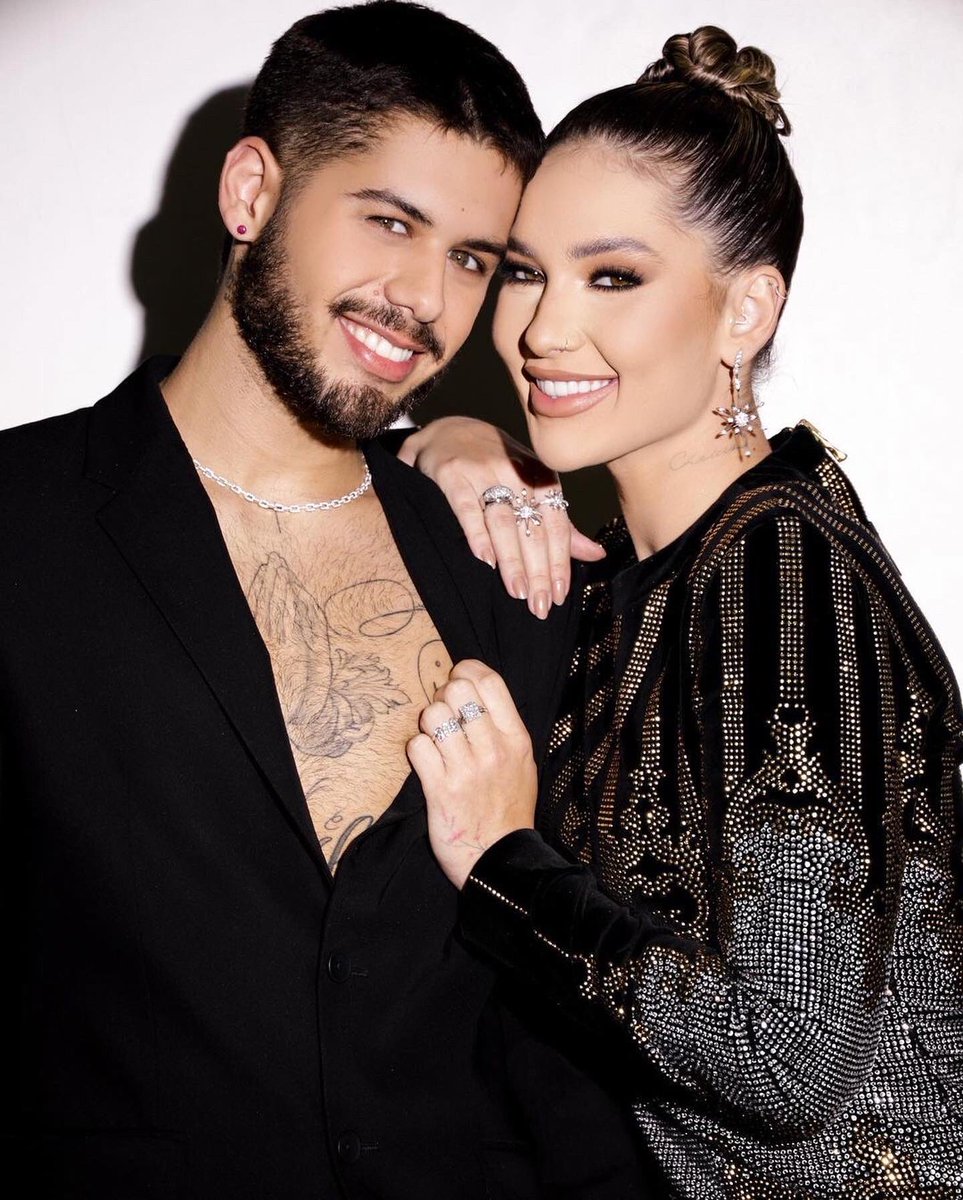centralzefelipe's tweet photo. A GENTE AMA UM CASAL! 😍 E o tanto q esses dois arrasaram nesse lançamento? Além da campanha maravilhosa, os perfumes do @zefelipecantor e da Virginia são incríveis, super cheirosos. Corre pro site da We Pink e ñ perca tempo! 🔥

https://t.co/mH5TeXbuwC https://t.co/vo92M1X1wB