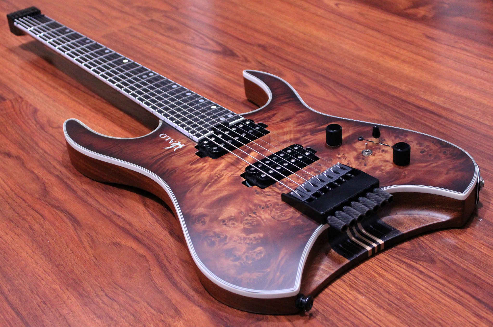 人気ブランドからコーディネートを探す Halo Custom Guitars on X:  キャラクターグッズ