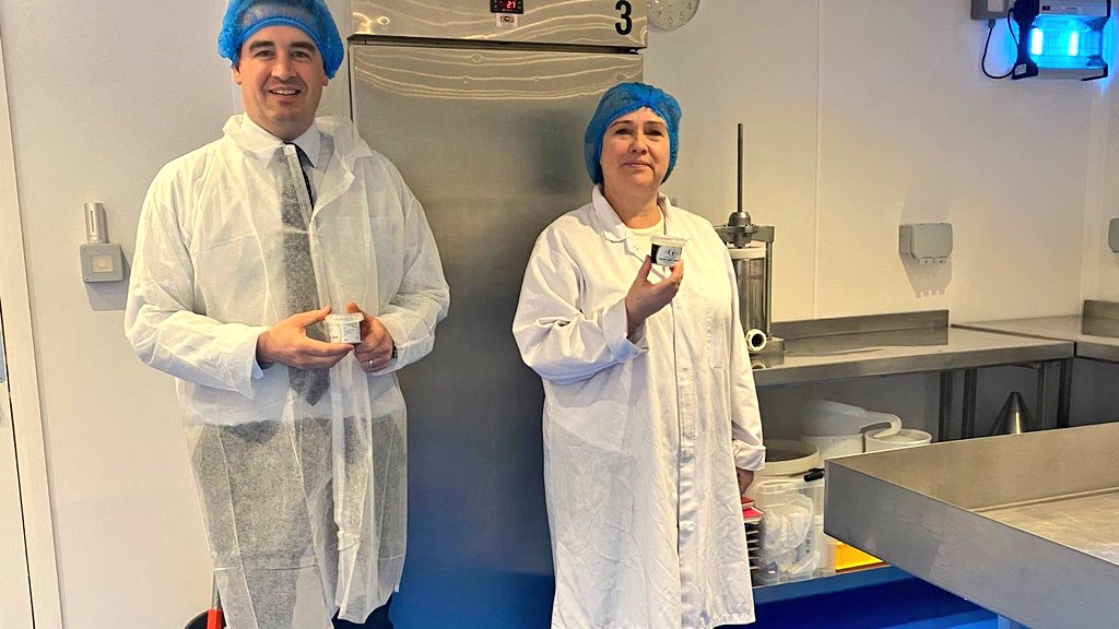 JamesDavies's tweet photo. Recently, I visited the award-winning @castellgwyn dairy in Rhuddlan, opened during lockdown, where delicious soft cheese is produced: https://t.co/x7cIJ3lrLU https://t.co/4mNb45z7L6