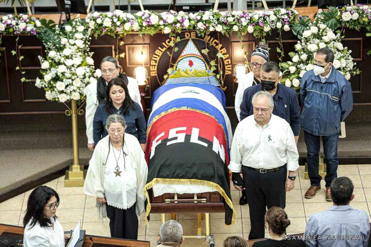 #Nicaragua Asamblea Nacional rinde homenaje postumo a diputado Guillermo Arce Castaño y entrega medalla Honor en Oro..