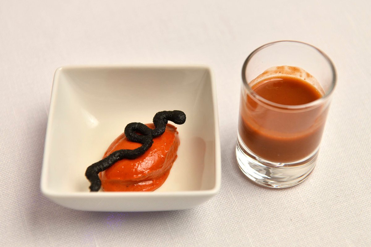 <a href="/indaki/">Iñaki Murua</a> y <a href="/caro_sanchezr/">Carolina Sánchez</a>, de <a href="/Rest_ikaro/">Restaurante Ikaro</a> en Logroño, con una estrella, nos presentan sus aperitivos interpretación de #productoriojano en bocados: “Matrimonio riojano”, “Buñuelo de Caparrón” y “Helado de Pimiento Najerano y sus sarmientos”.