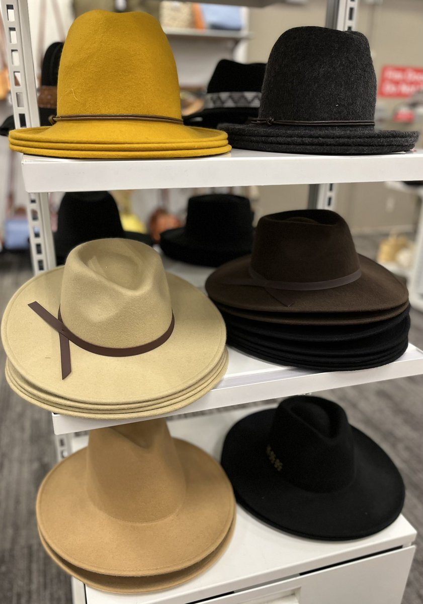 ElyssaSue's tweet photo. We’ve got your head covered here at #t1317 🍉👒🌞 #g195 @cinlafountain @k_ledesma6913 @kyliepocrnich20 @settoselltarget @aleahmarie19 #vmlife https://t.co/6RyhjvZQJX