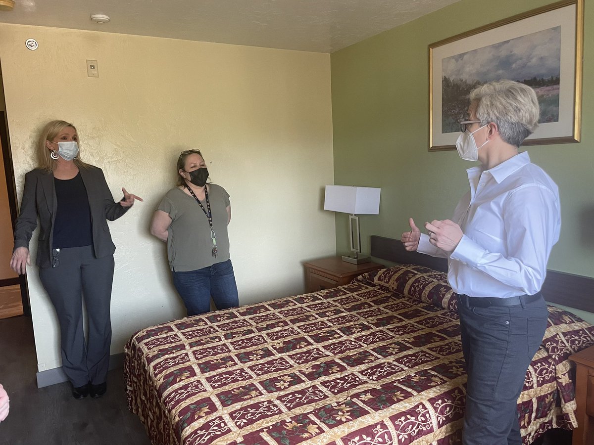 TinaKotek's tweet photo. Next on to Ashland's Project Turnkey site. The team at OHRA is doing incredible work to support unhoused Oregonians. As House Speaker, I secured the funding for Project Turnkey to convert motels into shelter space across the state (1/2) https://t.co/IwRXSEi1ly