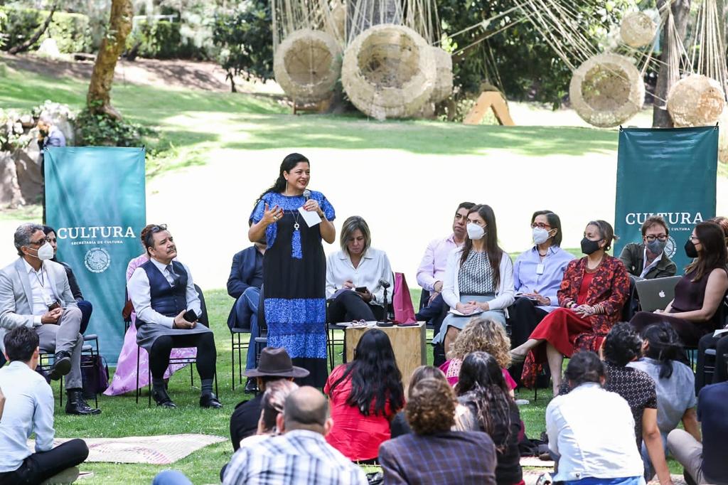 alefrausto's tweet photo. Con un diálogo cercano, respetuoso y fructífero, nos reunimos en @CC_LosPinos con agentes culturales y creadores de todas las regiones de México para celebrar al teatro. Desde la escucha permanente y trabajando juntos reactivamos el contacto de artistas con sus públicos. https://t.co/LqpbSbkuaU