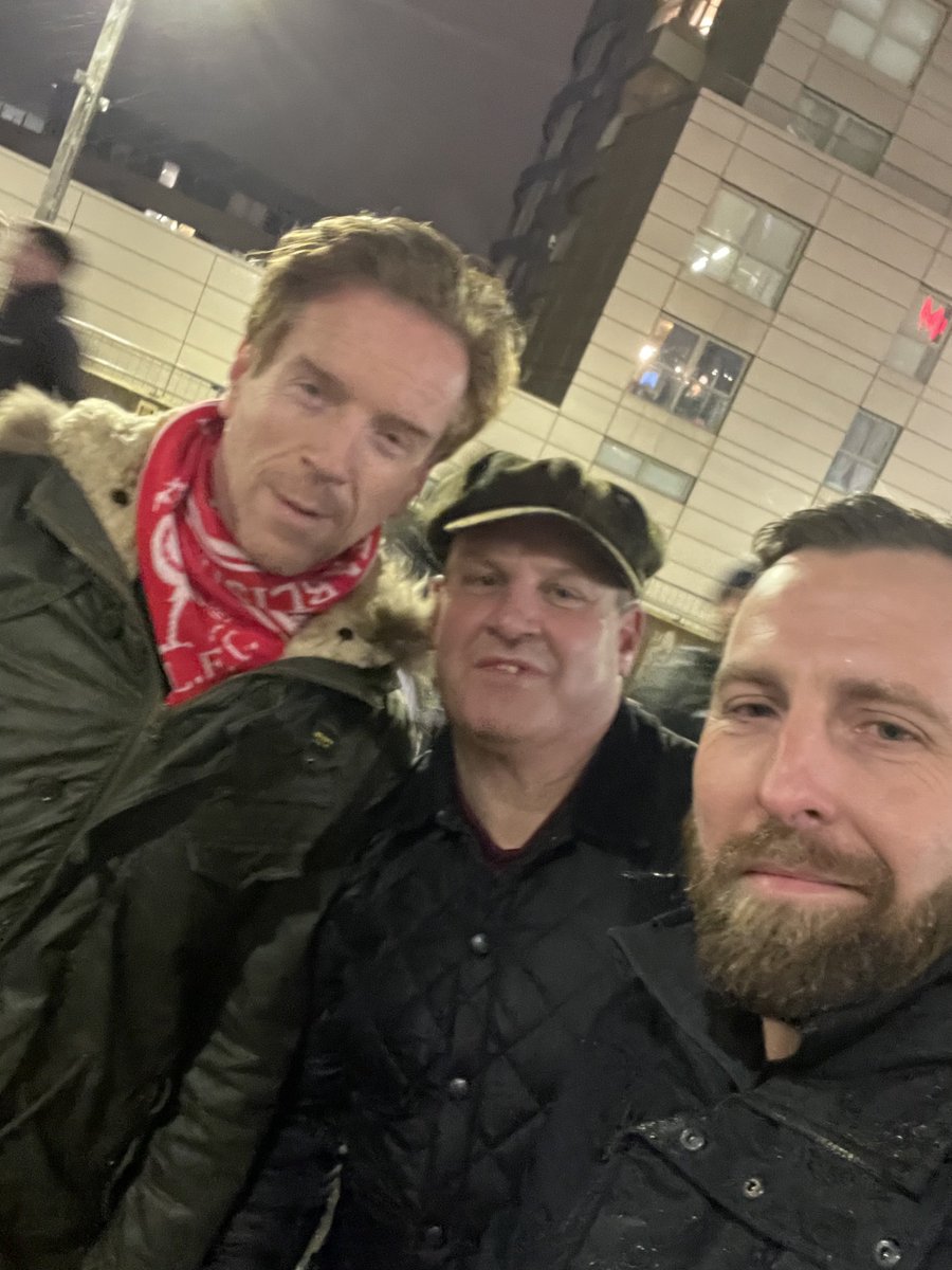GingersnapDamo's tweet photo. Damian Lewis spotted at Arsenal vs. Liverpool tonight. Get the info here: https://t.co/jsTpFh43ga #DamianLewis #Liverpool #LFC #YNWA #LiverpoolFC #ArsenalvLiverpool 🧣 https://t.co/VqW7KEk4dd