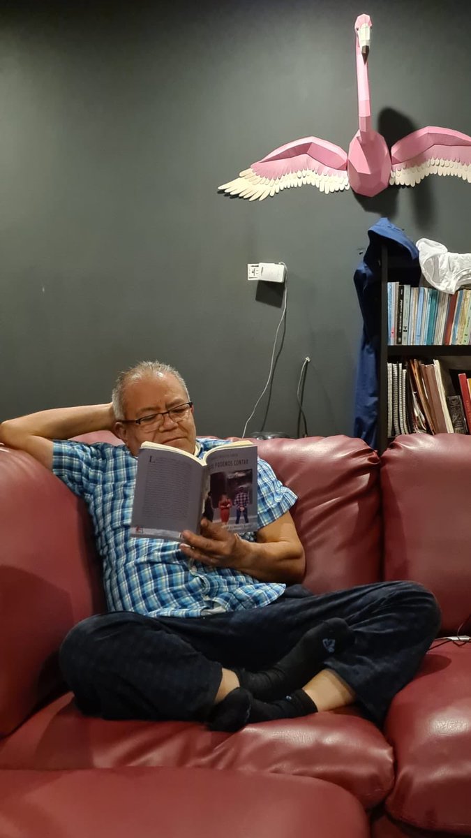 mmojedar's tweet photo. Uno de mis lectores a punto de terminar Lo que podemos contar. Ya sabré qué le ha parecido y qué experiencia de lectura tuvo. ¡Gracias!, querido Pedro. https://t.co/0PGDVZi7YF