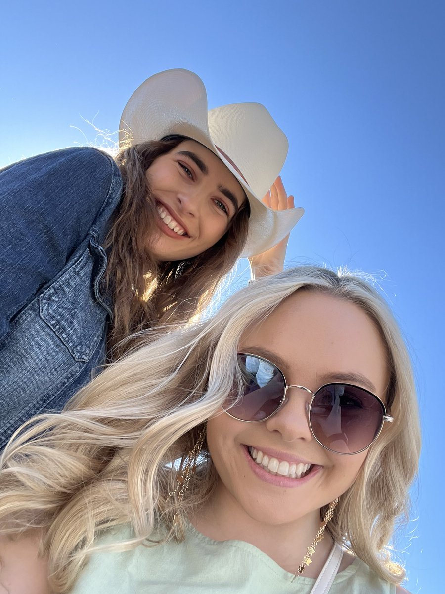 maceedanielle's tweet photo. #RodeoHouston plz put us on the big screen :) https://t.co/Ui586Ls8wX