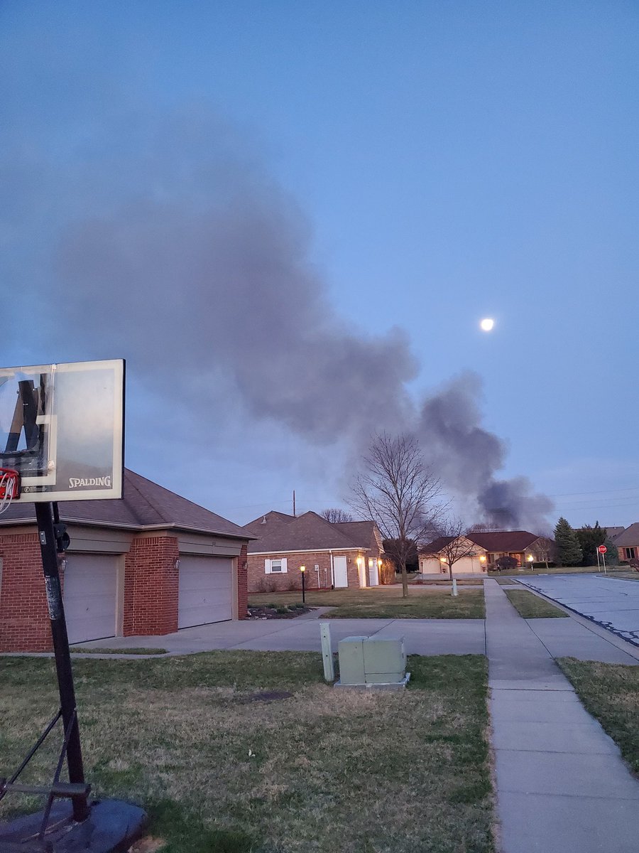 iicec2's tweet photo. @angelaganote 8:15 pm about 1 mile west of the warehouse https://t.co/dTOndyItGA