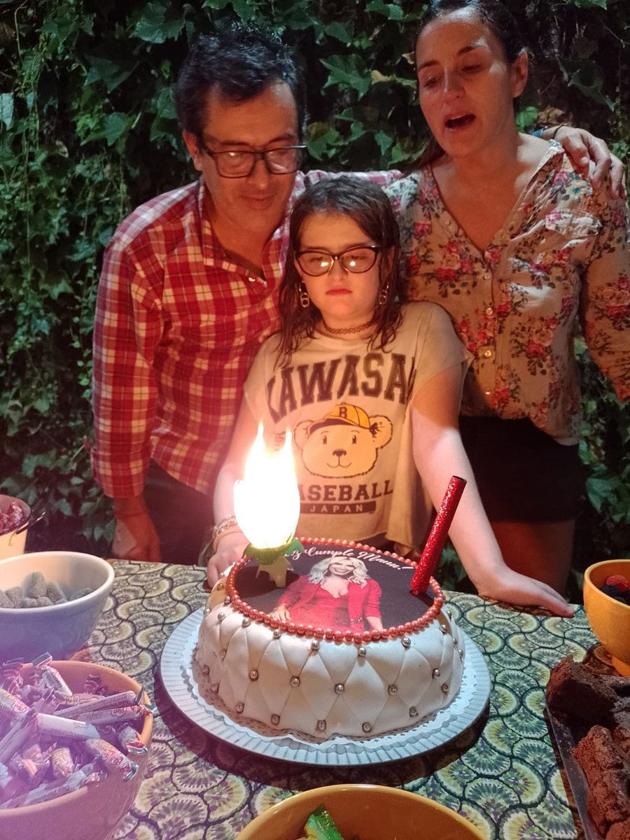 majinius's tweet photo. @aniyaesposito solo te quiero enviar una Foto de la torta del cumple de mi hija (11años) si se la podes hacer llegar.. te lo agradezco en notes mi hija  Manuela… su fan nro 1 https://t.co/wVqnAZpA4j