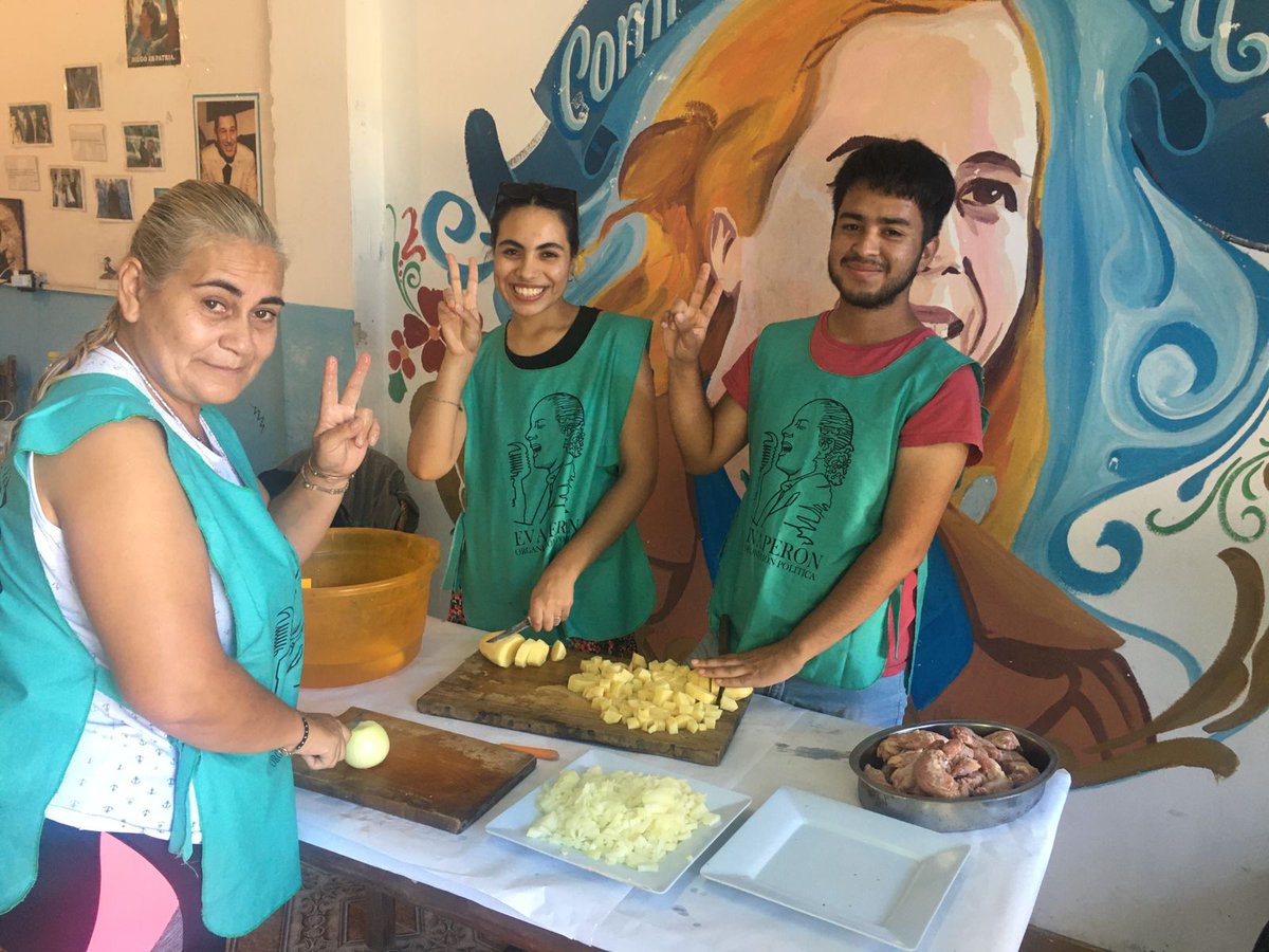 la_evaperon's tweet photo. #ollapopular para las familias de #barriogiardino en #laferrere.
Seguimos acompañando a nuestrxs vecinxs para llevar la cena a sus hogares.
La patria es el otrx! 💚✌
#LaMatanza
#vecinxs
#alimentacionsaludable https://t.co/LF10dqskQX