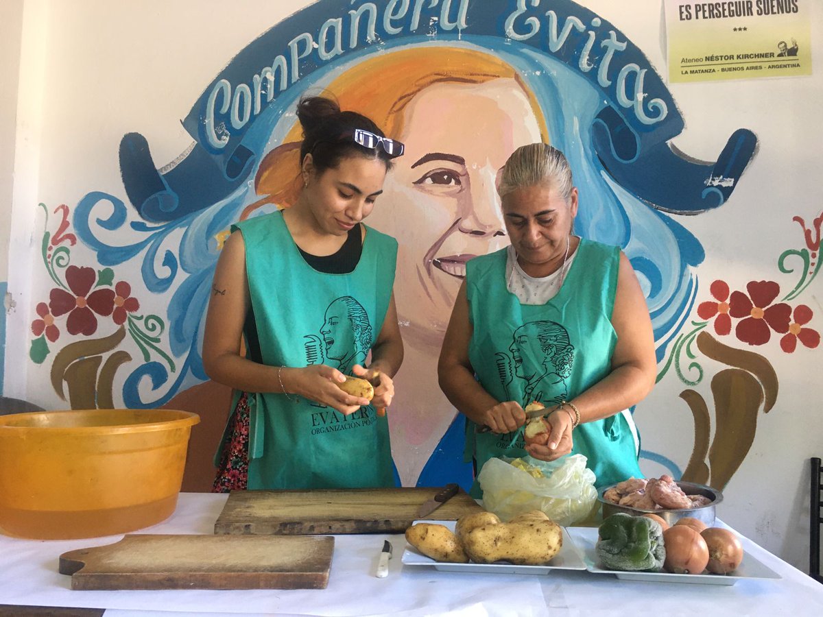 la_evaperon's tweet photo. #ollapopular para las familias de #barriogiardino en #laferrere.
Seguimos acompañando a nuestrxs vecinxs para llevar la cena a sus hogares.
La patria es el otrx! 💚✌
#LaMatanza
#vecinxs
#alimentacionsaludable https://t.co/LF10dqskQX